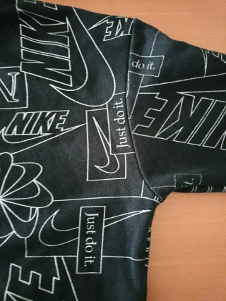 Sudadera Nike Negra con Estampado Blanco