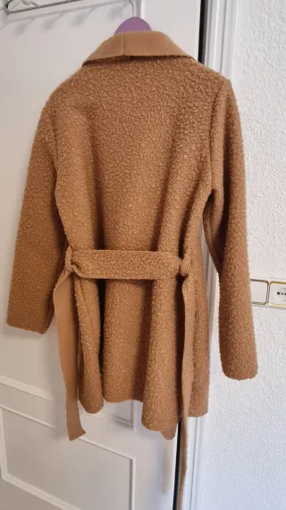 Abrigo camel con cinturón
