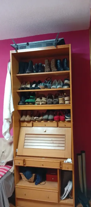 Armario de madera con detalles en mimbre