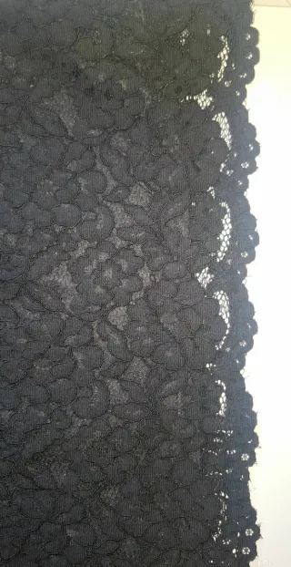 Vestido de fiesta de encaje negro.