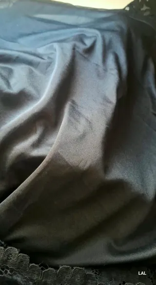 Vestido de fiesta de encaje negro.