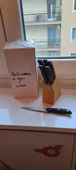 Ceppo portacoltelli in legno con 6 coltelli