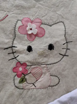 Funda cojín Alba y sábana cuna Hello Kitty