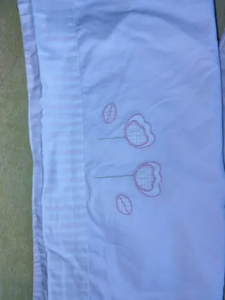 Funda cojín Alba y sábana cuna Hello Kitty