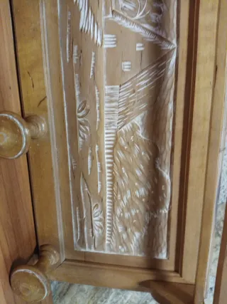 Perchero de madera tallada