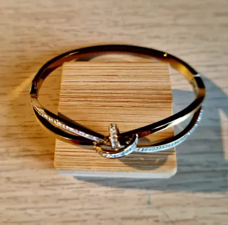 Pulsera dorada con detalles plateados