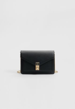 Bolso negro Stradivarius con cadena dorada