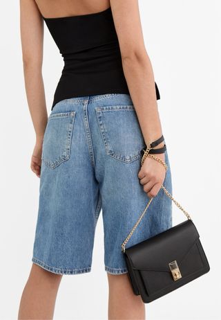 Bolso negro Stradivarius con cadena dorada