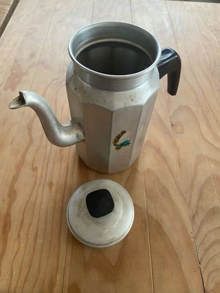 Cafetera antigua de aluminio