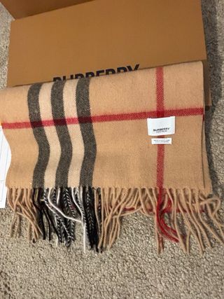 Bufanda Burberry Clásica Check Beige y Roja