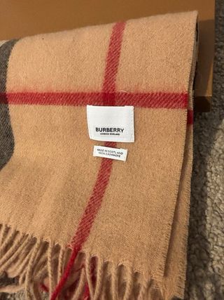 Bufanda Burberry Clásica Check Beige y Roja