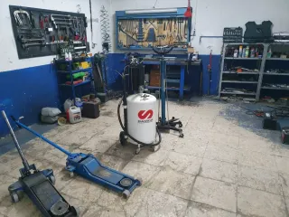 Utiles, herramientas de taller y piezas de desguac