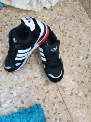 Zapatillas Adidas ZX 750 Negras y Blancas