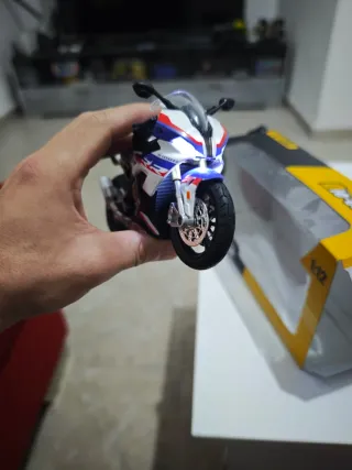 BMW S1000RR a escala 1/12