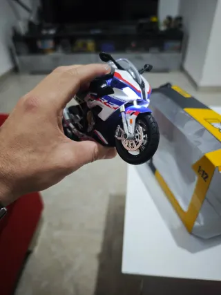 BMW S1000RR a escala 1/12