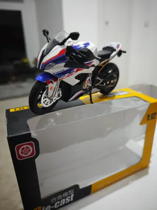 BMW S1000RR a escala 1/12