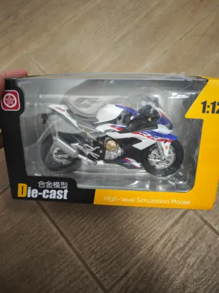 BMW S1000RR a escala 1/12