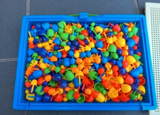 Juego de pinchos de colores