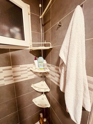 Scaffalatura da bagno argentata e bianca