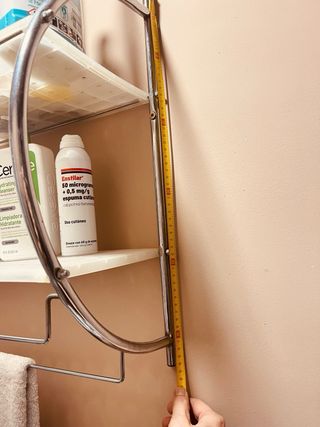 Scaffalatura da bagno argentata e bianca