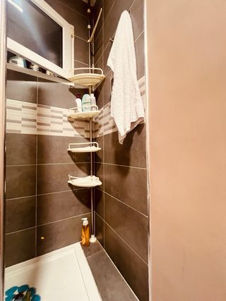 Scaffalatura da bagno argentata e bianca