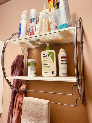 Scaffalatura da bagno argentata e bianca