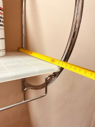 Scaffalatura da bagno argentata e bianca