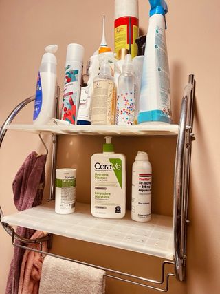 Scaffalatura da bagno argentata e bianca