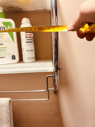 Scaffalatura da bagno argentata e bianca