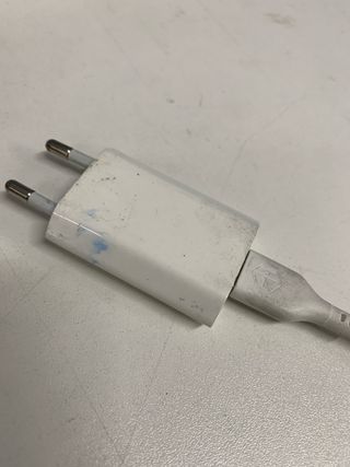 Cargador blanco con cable