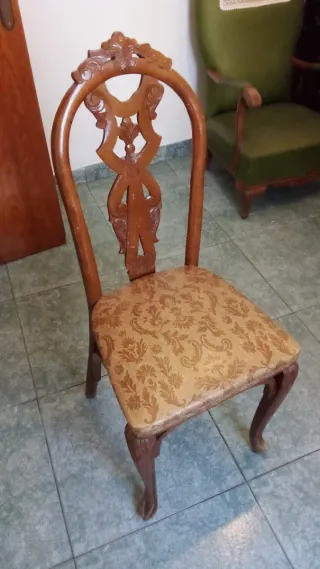 Juego de 4 sillas de comedor de madera tallada