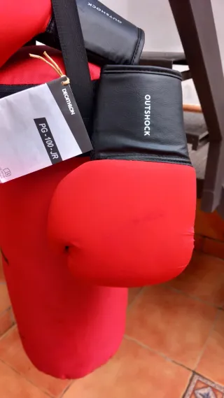 Saco de boxeo Outshock con guantes de Decathlon
