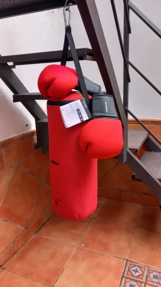 Saco de boxeo Outshock con guantes de Decathlon