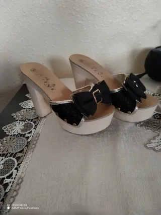 Zapatos de tacón dorados y negros talla 38