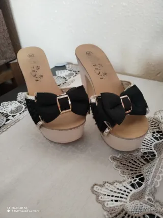 Zapatos de tacón dorados y negros talla 38