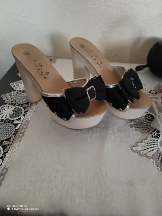 Zapatos de tacón dorados y negros talla 38