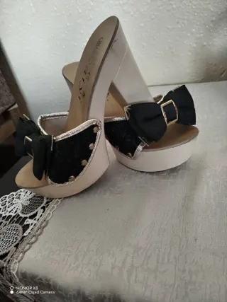 Zapatos de tacón dorados y negros talla 38