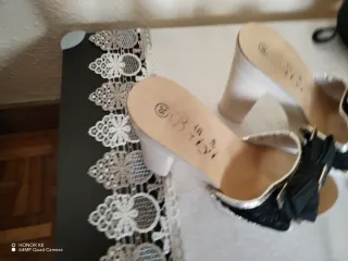 Zapatos de tacón dorados y negros talla 38