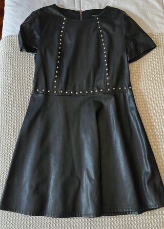 Vestido polipiel negro con tachuelas