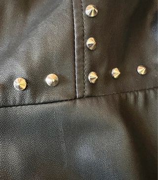 Vestido polipiel negro con tachuelas