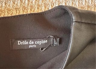 Vestido polipiel negro con tachuelas