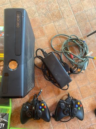 Xbox 360 con 9 giochi e 2 controller