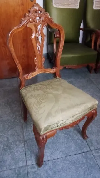 Silla vintage de madera tallada con tapizado flora