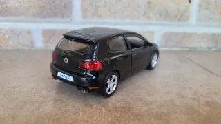 Volkswagen Golf GTI a escala