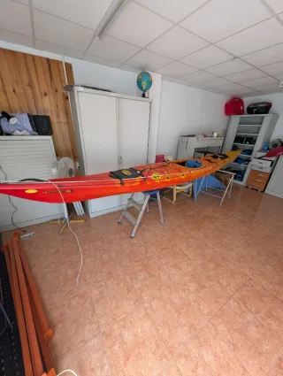 Kayak de travesía naranja y amarillo,
