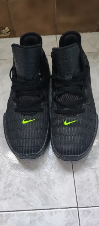 Nike Lebrón Talla 44 Negro/Verde