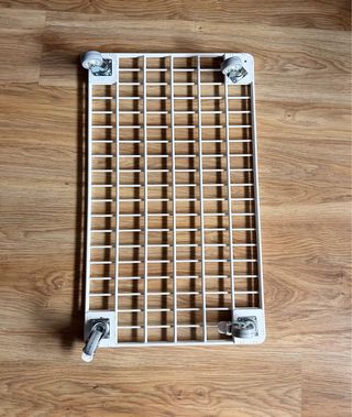 Carrito metálico blanco para cajas