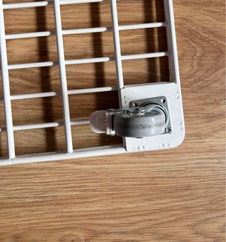 Carrito metálico blanco para cajas