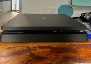 PS4 Slim 1TB + 2 Controller + 2 Giochi