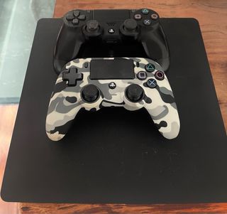 PS4 Slim 1TB + 2 Controller + 2 Giochi